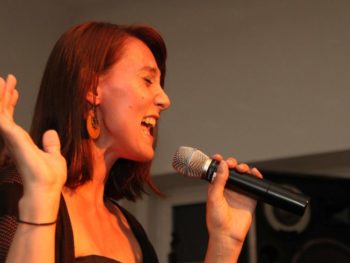 Mentaltraining, Mentalcoaching, Resilienztraining, Gesangstraining, Vocal Coaching, Vocal Coach, NLP, Rhethoriktraining, Mentaltraining, Persönlichkeitsentwicklung, Präsentationstraining, Stimmtraining, Coaching, Stimmtraining, Stimmbildung, Singen lernen, Sprechtraining Hörbuchsprecher Synchronsprecher, Lebens- und Sozialberatung, Atemtraining, Workshop, Vortrag, tiefe Atmung, StimmWunder, Nives Farrier, Wien