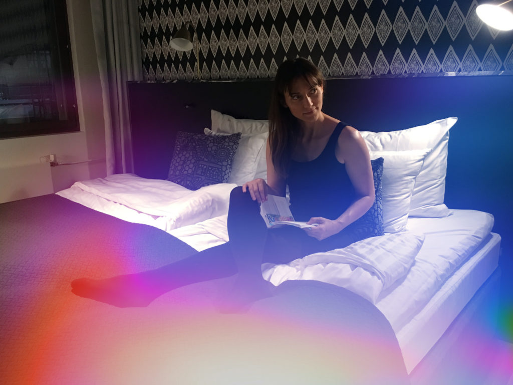 Aktuelles Bild: Mentaltraining, Mentalcoaching, Resilienztraining, Gesangstraining, Vocal Coaching, Vocal Coach, NLP, Rhethoriktraining, Mentaltraining, Persönlichkeitsentwicklung, Präsentationstraining, Stimmtraining, Coaching, Stimmtraining, Stimmbildung, Singen lernen, Sprechtraining Hörbuchsprecher Synchronsprecher, Lebens- und Sozialberatung, Atemtraining, Workshop, Vortrag, tiefe Atmung, StimmWunder, Nives Farrier, Wien