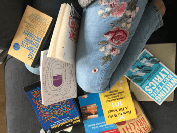 Mentaltraining, Mentalcoaching, Resilienztraining, Gesangstraining, Vocal Coaching, Vocal Coach, NLP, Rhethoriktraining, Mentaltraining, Persönlichkeitsentwicklung, Präsentationstraining, Stimmtraining, Coaching, Stimmtraining, Stimmbildung, Singen lernen, Sprechtraining Hörbuchsprecher Synchronsprecher, Lebens- und Sozialberatung, Atemtraining, Workshop, Vortrag, tiefe Atmung, StimmWunder, Nives Farrier, Wien