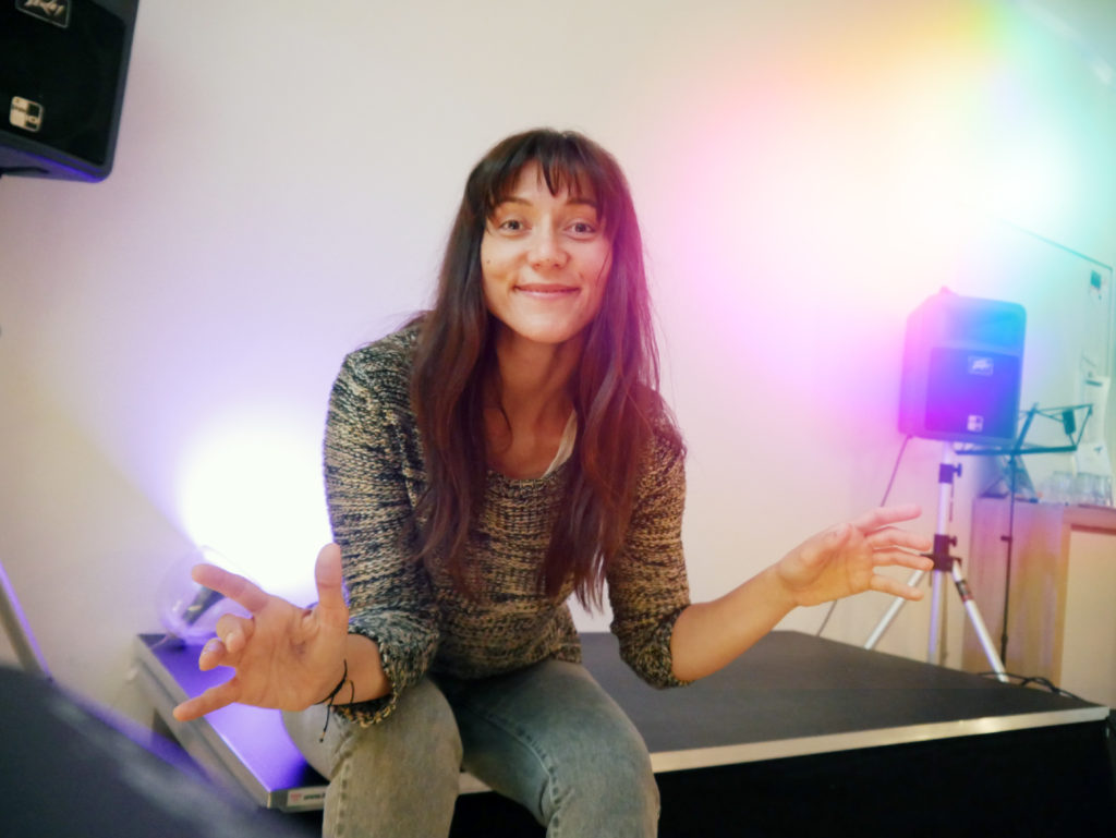 Aktuelles Bild: Mentaltraining, Mentalcoaching, Resilienztraining, Gesangstraining, Vocal Coaching, Vocal Coach, NLP, Rhethoriktraining, Mentaltraining, Persönlichkeitsentwicklung, Präsentationstraining, Stimmtraining, Coaching, Stimmtraining, Stimmbildung, Singen lernen, Sprechtraining Hörbuchsprecher Synchronsprecher, Lebens- und Sozialberatung, Atemtraining, Workshop, Vortrag, tiefe Atmung, StimmWunder, Nives Farrier, Wien