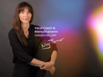 Mentaltraining, Mentalcoaching, Resilienztraining, Gesangstraining, Vocal Coaching, Vocal Coach, NLP, Rhethoriktraining, Mentaltraining, Persönlichkeitsentwicklung, Präsentationstraining, Stimmtraining, Coaching, Stimmtraining, Stimmbildung, Singen lernen, Sprechtraining Hörbuchsprecher Synchronsprecher, Lebens- und Sozialberatung, Atemtraining, Workshop, Vortrag, tiefe Atmung, StimmWunder, Nives Farrier, Wien