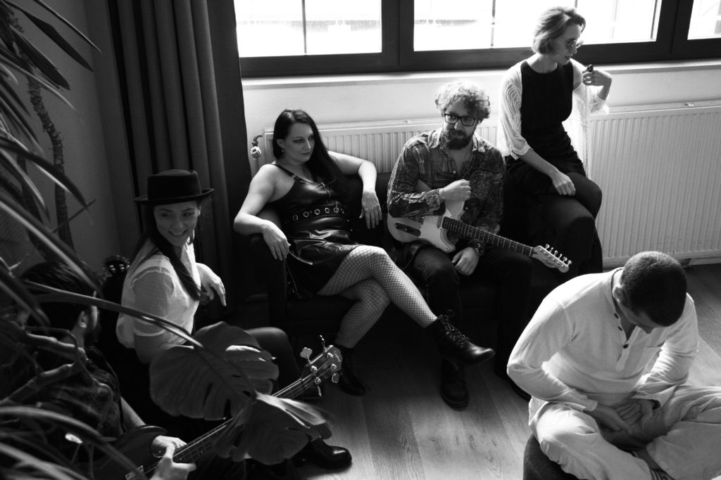 Aktuelles Bild: Performance, Gesang lernen, Sänger/in, Vocalcoaching, rock singen, pop singen lernen, Bühnenangst überwinden, Powerstimme, Stimmwunder by Nives Farrier, Wien