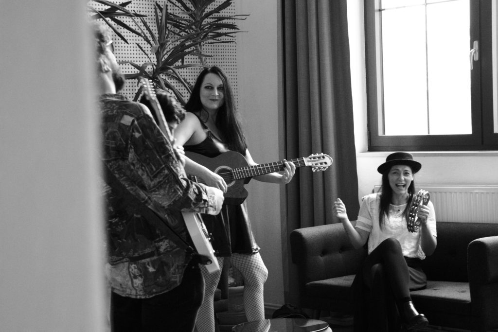 Performance, Gesang lernen, Sänger/in, Vocalcoaching, rock singen, pop singen lernen, Bühnenangst überwinden, Powerstimme, Stimmwunder by Nives Farrier, Wien