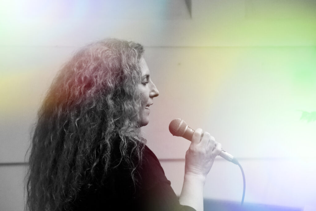 Aktuelles Bild: Gesangsausbildung, Stageband, Powerstimme, Sänger/in, Performance, pop singen, rock singen, Balladen singen, Belting, Twang, Stimmtraining, Emotionen, Vocalcoaching, Gesangsunterricht, Stimmwunder by Nives Farrier, Wien