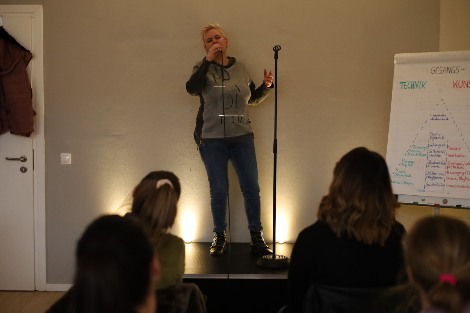 Gesangsausbildung, Sänger/in werden, Powerstimme, Stageband, Bühnenangst überwinden, singen lernen, Stimmtraining, Stimmwunder by Nives Farrier, Wien