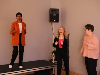 Gesangsausbildung, Singen lernen, Vocal coaching, Balladen singen, Powerstimme, Bühnenpräsenz lernen, Bühnenangst überwinden, Stimm -Modelling, Stimme verstehen, pop singen, rock singen, Performance, Stimmwunder by Nives Farrier, Wien