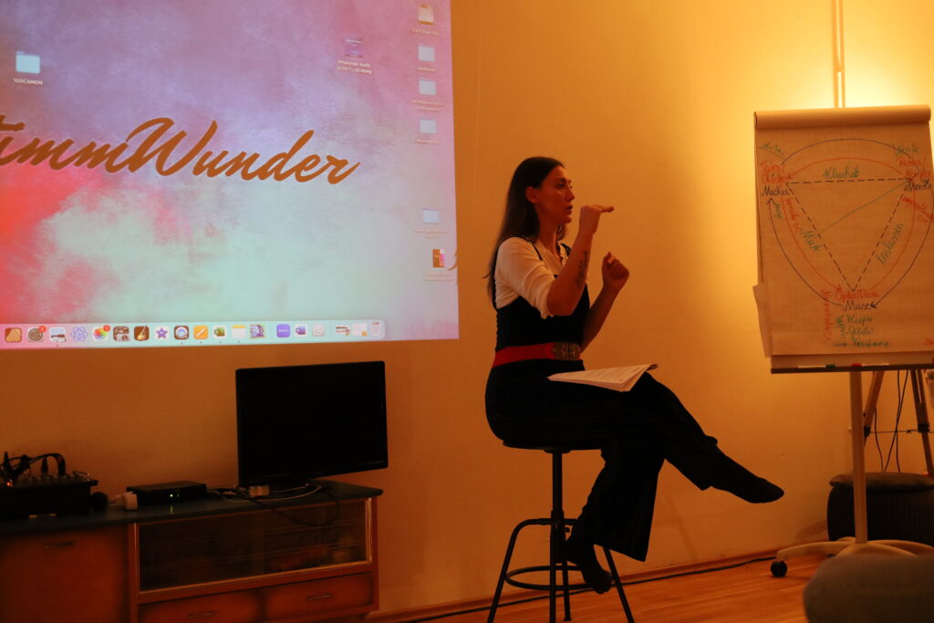Gesangsausbildung, Singen lernen, Vocal coaching, Balladen singen, Powerstimme, Bühnenpräsenz lernen, Bühnenangst überwinden, Stimm -Modelling, Stimme verstehen, pop singen, rock singen, Performance, Stimmwunder by Nives Farrier, Wien