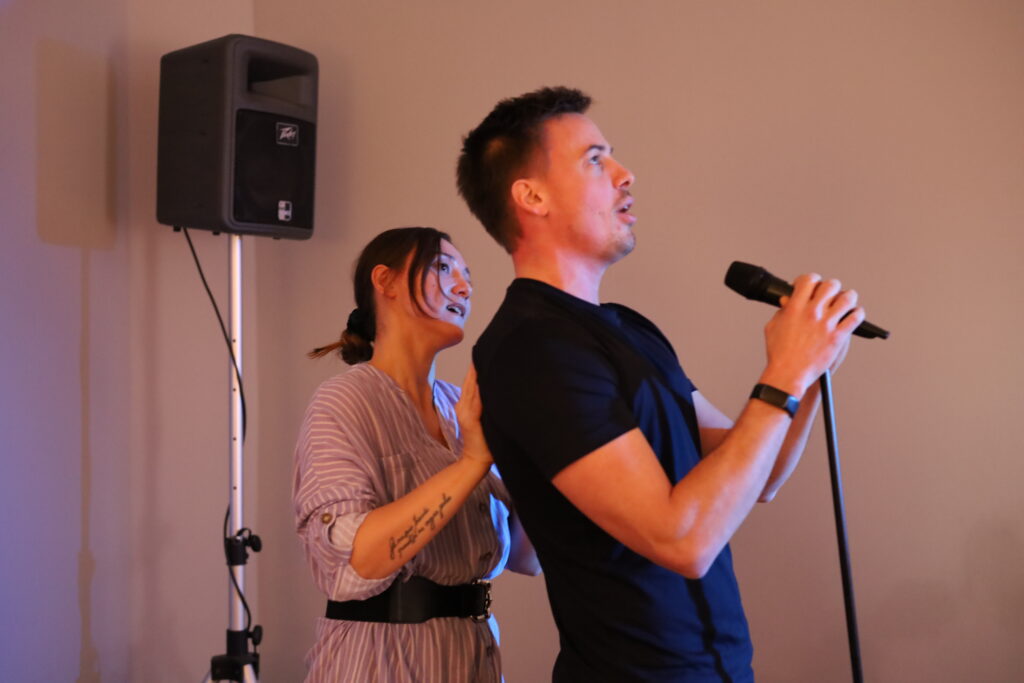 Gesangsausbildung, Singen lernen, Vocal coaching, Balladen singen, Powerstimme, Bühnenpräsenz lernen, Bühnenangst überwinden, Stimm -Modelling, Stimme verstehen, pop singen, rock singen, Performance, Stimmwunder by Nives Farrier, Wien