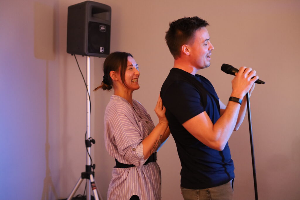 Gesangsausbildung, Singen lernen, Vocal coaching, Balladen singen, Powerstimme, Bühnenpräsenz lernen, Bühnenangst überwinden, Stimm -Modelling, Stimme verstehen, pop singen, rock singen, Performance, Stimmwunder by Nives Farrier, Wien