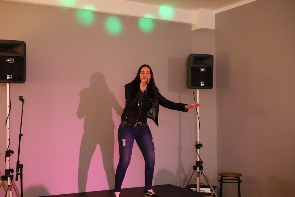 Gesangsausbildung, Singen lernen, Vocal coaching, Balladen singen, Powerstimme, Bühnenpräsenz lernen, Bühnenangst überwinden, Stimm -Modelling, Stimme verstehen, pop singen, rock singen, Performance, Stimmwunder by Nives Farrier, Wien