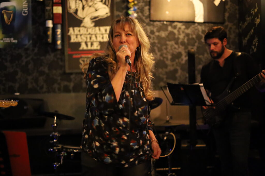 Gesangsausbildung, Singen lernen, Vocal coaching, Balladen singen, Powerstimme, Bühnenpräsenz lernen, Bühnenangst überwinden, Stimm -Modelling, Stimme verstehen, pop singen, rock singen, Performance, Stimmwunder by Nives Farrier, Wien, Susanne