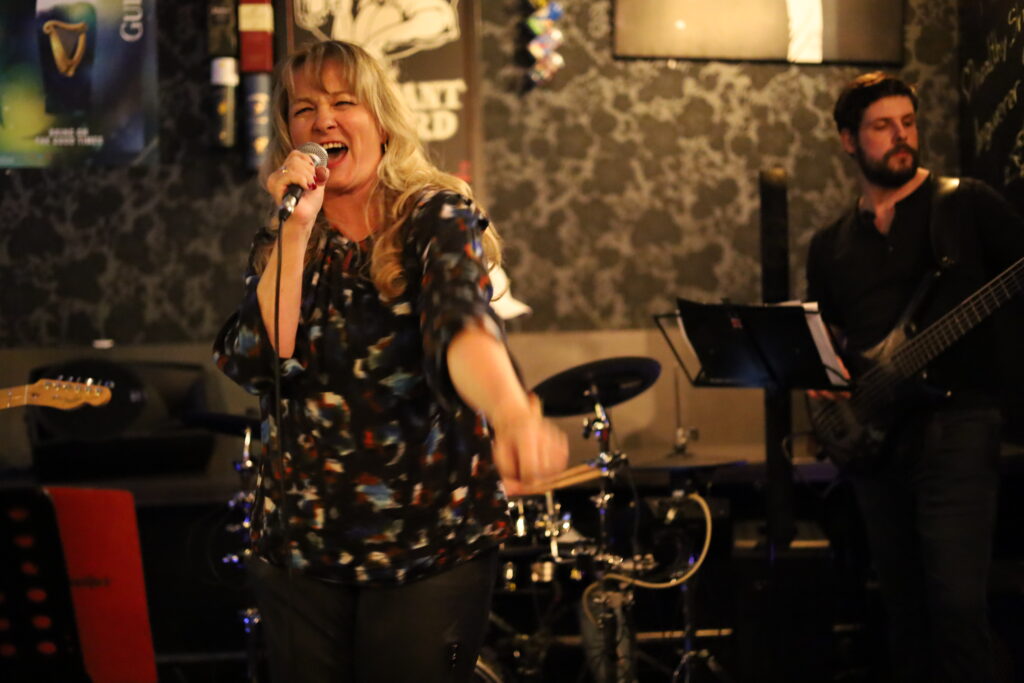 Gesangsausbildung, Singen lernen, Vocal coaching, Balladen singen, Powerstimme, Bühnenpräsenz lernen, Bühnenangst überwinden, Stimm -Modelling, Stimme verstehen, pop singen, rock singen, Performance, Stimmwunder by Nives Farrier, Wien, Susanne