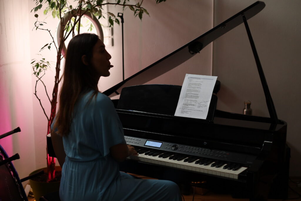 Gesangsausbildung, Singen lernen, Vocal coaching, Balladen singen, Powerstimme, Bühnenpräsenz lernen, Bühnenangst überwinden, Stimm -Modelling, Stimme verstehen, pop singen, rock singen, Performance, Stimmwunder by Nives Farrier, Wien