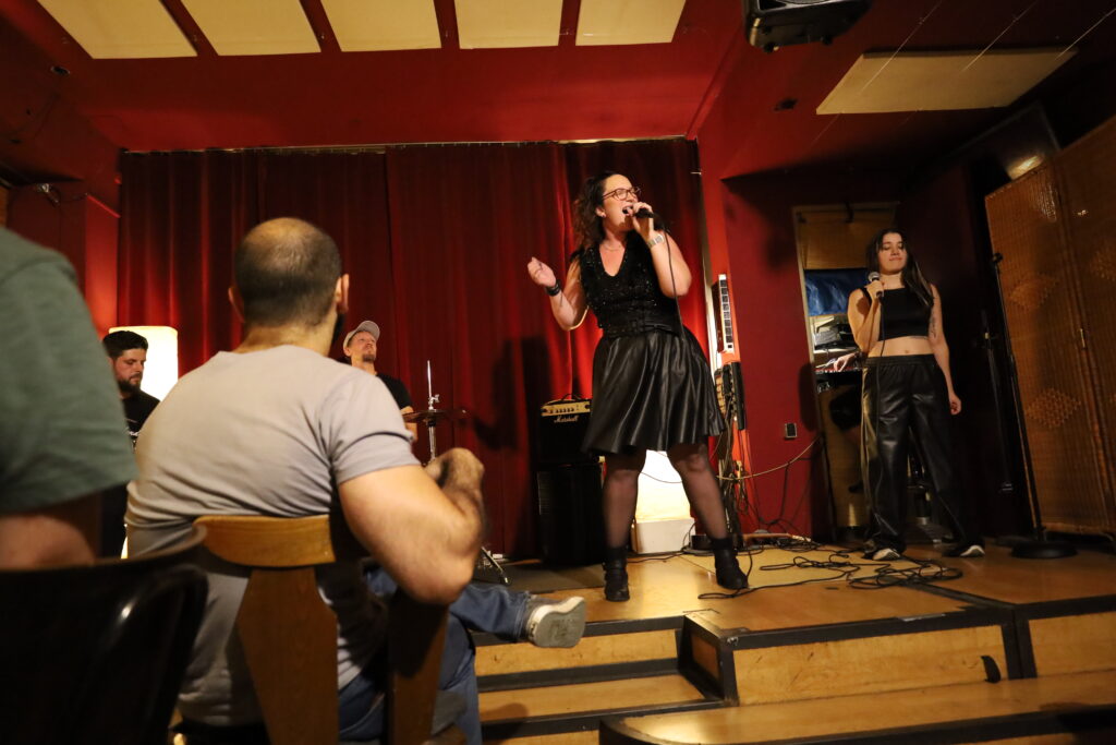 Gesangstraining, Vocal Coaching, Vocal Coach, Mentaltraining, Persönlichkeitsentwicklung, Präsentationstraining, Stimmtraining, Coaching, Stimmtraining, Stimmbildung, Singen lernen, Atemtraining, tiefe Atmung, Belting lernen, Powerstimme entdecken, Balladen singen, StimmWunder by Nives Farrier, Wien, Lisa