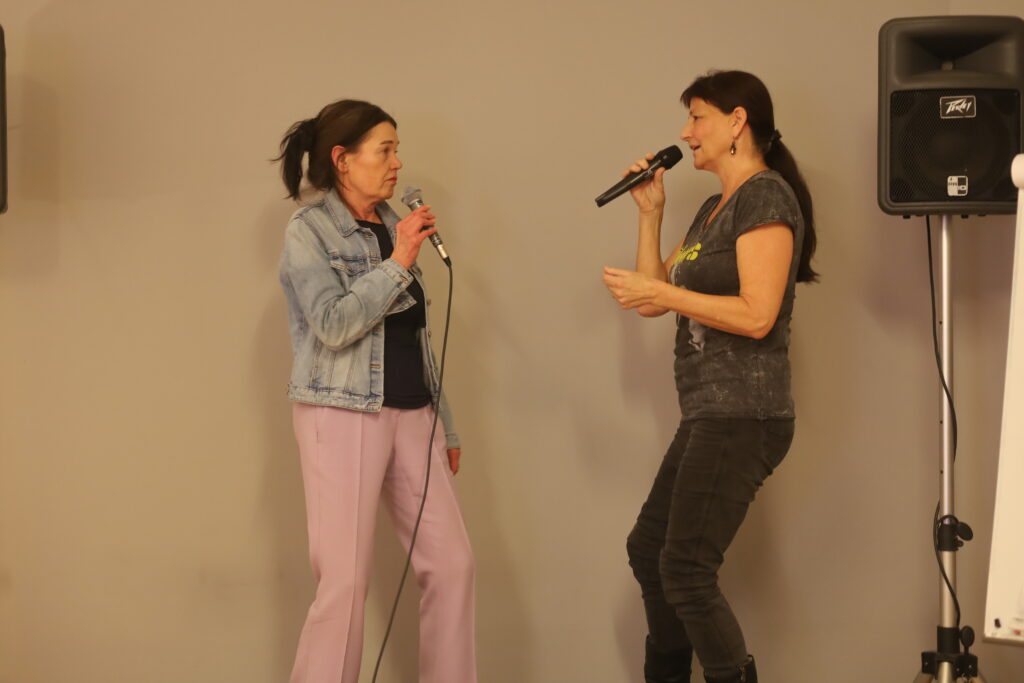 Singen lernen, Sängerin, Bühnenperformance, Gesangsunterricht, Vocal Coaching, Gesangstraining, Gesangsausbildung, Stimmklang verbessern, Belting lernen, Aufwärmübung singen, Gesangsübungen, Balladen singen, Powerstimme, Powersongs singen, Rock singen, Pop singen lernen, Stimmklang modellieren, StimmWunder, Nives Farrier, Wien