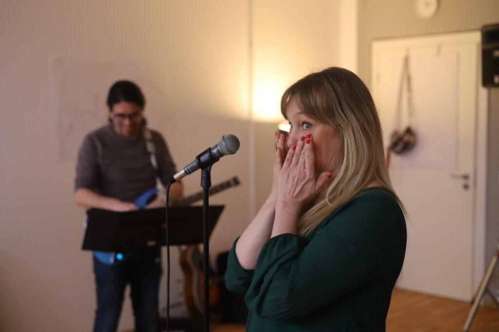 Singen lernen, Sängerin, Bühnenperformance, Gesangsunterricht, Vocal Coaching, Gesangstraining, Gesangsausbildung, stimmklang verbessern, Aufwärmübung singen, Gesangsübungen, Balladen singen, Powerstimme, Powersongs singen, rock singen, pop singen lernen, StimmWunder, Nives Farrier, Wien, Susanne