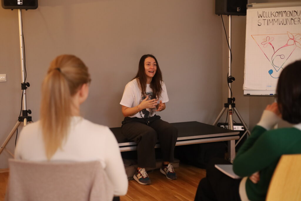 Singen lernen, Sängerin, Bühnenperformance, Gesangsunterricht, Vocal Coaching, Gesangstraining, Gesangsausbildung, Stimmklang verbessern, Belting lernen, Aufwärmübung singen, Gesangsübungen, Balladen singen, Powerstimme, Powersongs singen, Rock singen, Pop singen lernen, Stimmklang modellieren, StimmWunder, Nives Farrier, Wien