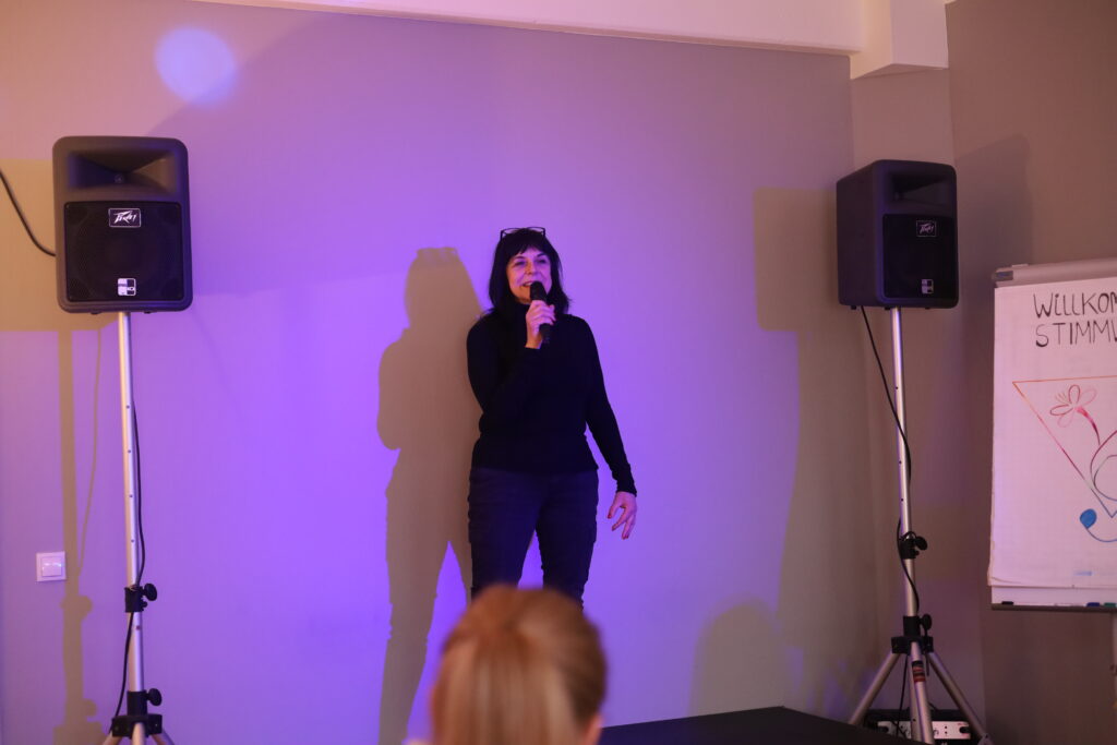 Singen lernen, Sängerin, Bühnenperformance, Gesangsunterricht, Vocal Coaching, Gesangstraining, Gesangsausbildung, stimmklang verbessern, Aufwärmübung singen, Gesangsübungen, Balladen singen, Powerstimme, Powersongs singen, rock singen, pop singen lernen, StimmWunder, Nives Farrier, Wien