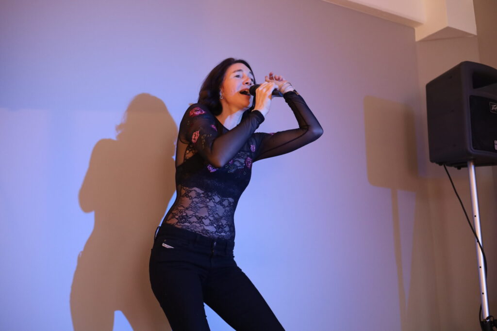 Singen lernen, Sängerin, Bühnenperformance, Gesangsunterricht, Vocal Coaching, Gesangstraining, Gesangsausbildung, stimmklang verbessern, Aufwärmübung singen, Gesangsübungen, Balladen singen, Powerstimme, Powersongs singen, rock singen, pop singen lernen, StimmWunder, Nives Farrier, Wien