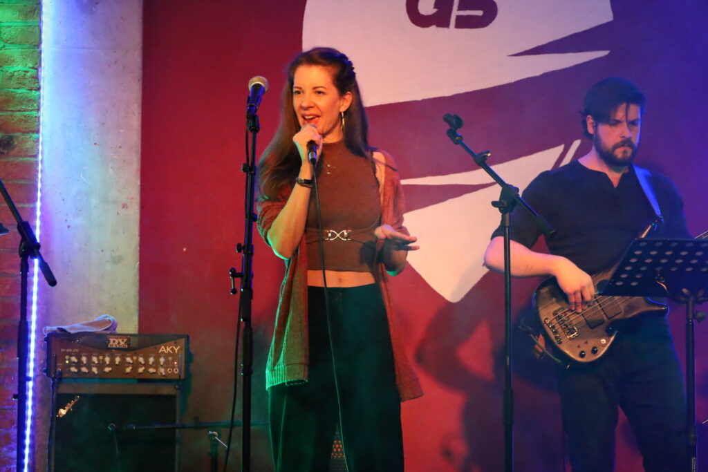 Singen lernen, Sängerin, Bühnenperformance, Gesangsunterricht, Vocal Coaching, Gesangstraining, Gesangsausbildung, stimmklang verbessern, Aufwärmübung singen, Gesangsübungen, Balladen singen, Powerstimme, Powersongs singen, rock singen, pop singen lernen, StimmWunder, Nives Farrier, Wien