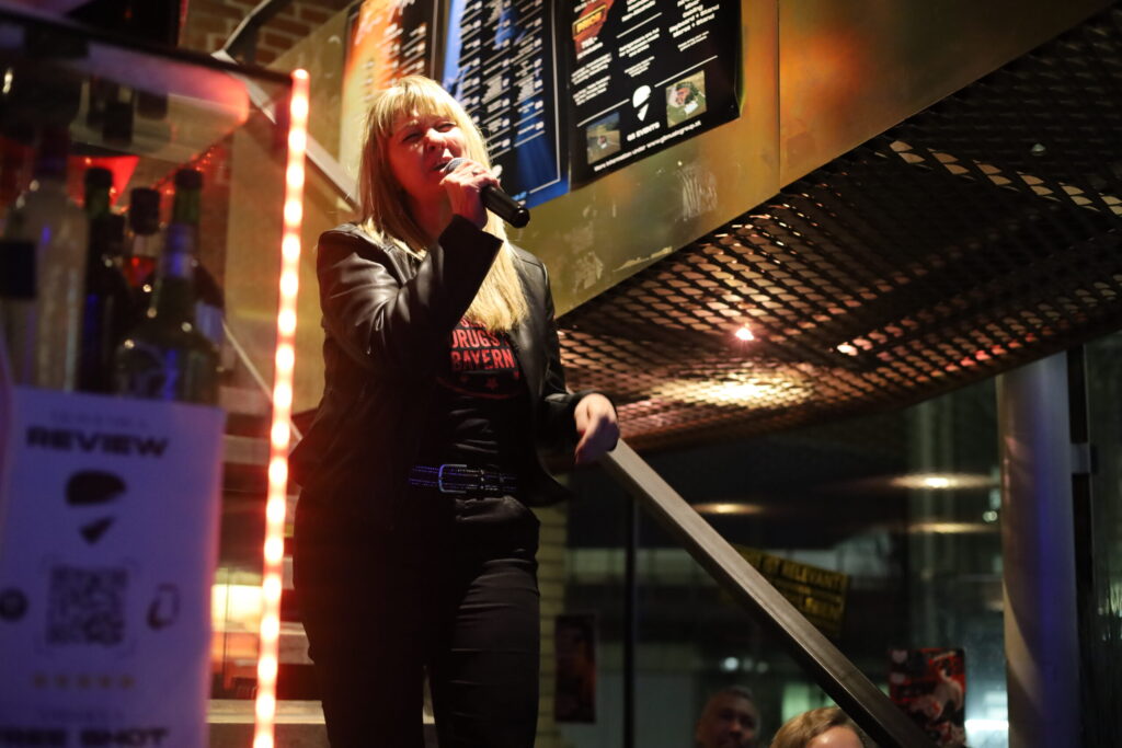 Singen lernen, Sängerin, Bühnenperformance, Gesangsunterricht, Vocal Coaching, Gesangstraining, Gesangsausbildung, stimmklang verbessern, Aufwärmübung singen, Gesangsübungen, Balladen singen, Powerstimme, Powersongs singen, rock singen, pop singen lernen, StimmWunder, Nives Farrier, Wien