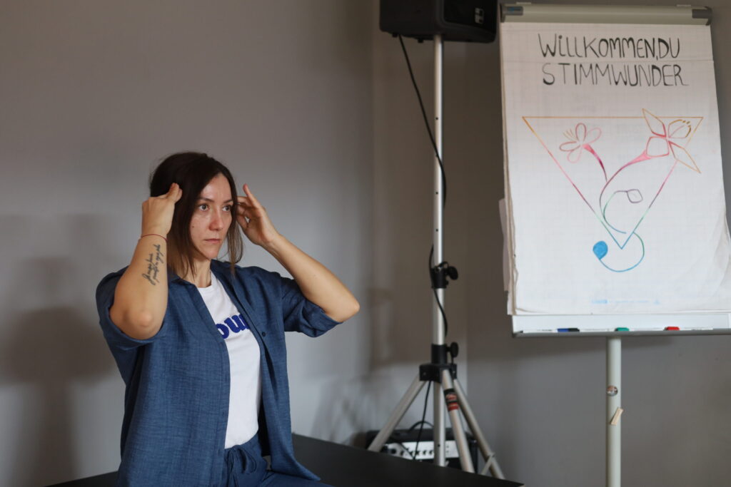 Singen lernen, Sängerin, Bühnenperformance, Gesangsunterricht, Vocal Coaching, Gesangstraining, Gesangsausbildung, stimmklang verbessern, Aufwärmübung singen, Gesangsübungen, Balladen singen, Powerstimme, Powersongs singen, rock singen, pop singen lernen, StimmWunder, Nives Farrier, Wien