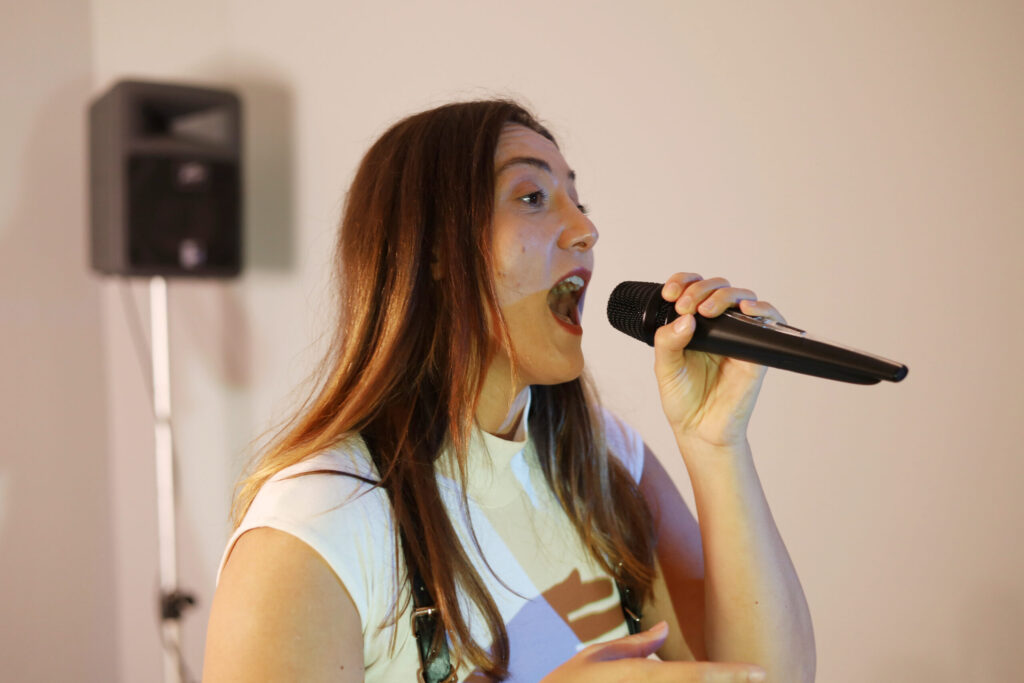 Aktuelles Bild: Gesangstraining, Vocal Coaching, Vocal Coach, Stimmtraining, Coaching, Stimmtraining, Stimmbildung, Singen lernen, Sprechtraining Lebens- und Sozialberatung, Atemtraining, StimmWunder, Nives Farrier