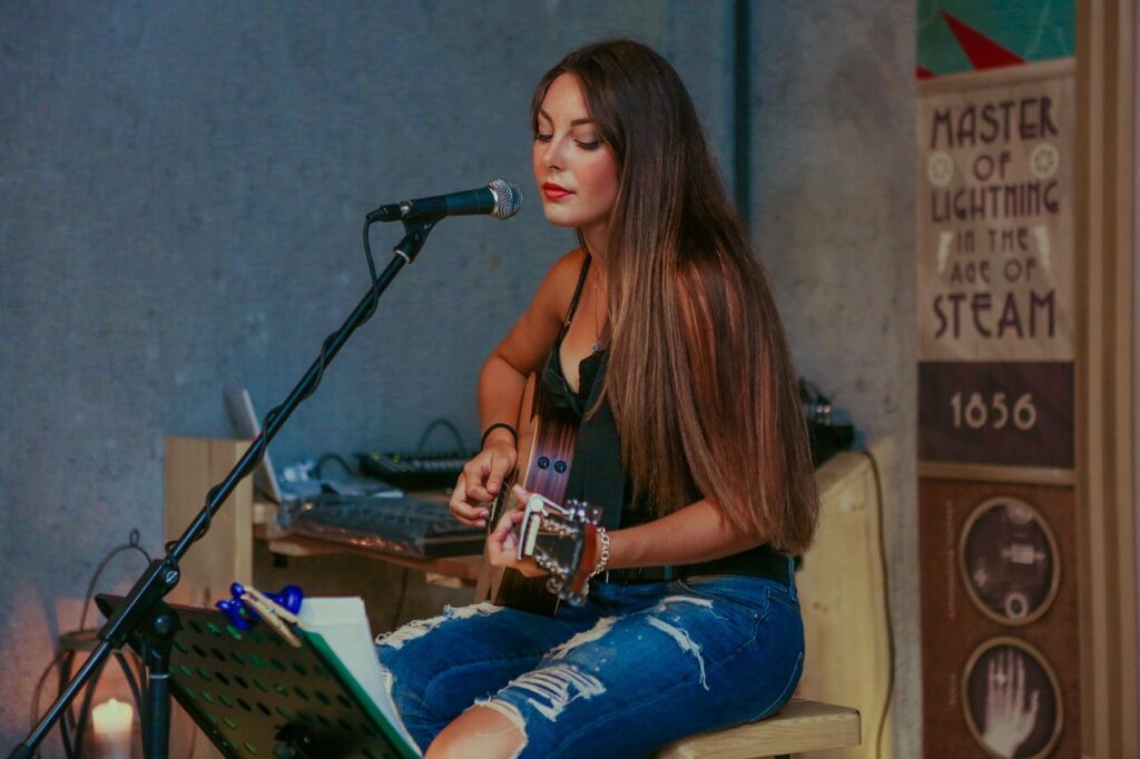 Singer Songwriter, Sängerin, Powersongs singen, rock singen, pop singen lernen, StimmWunder, Nives Farrier, Wien