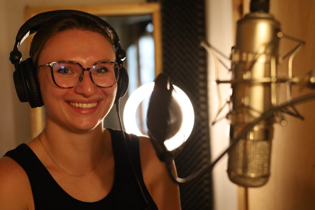 Hörbuchsprecher, Sprecherausbildung, Sprecher werden, Moderator werden, Synchronsprecher werden ,Werbesprecher werden, Tonstudio,Stimmwunder by Nives Farrier, Wien, Julia