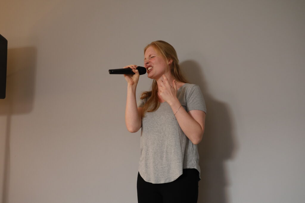 Singen lernen,Bühnenpräsenz, Auftrittsangst überwinden, Powerstimme, Gesangsausbildung, SängerIN ,Rock/Pop Gesang, Stimmwunder by Nives Farrier, Wien,Franzi