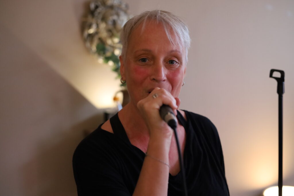 Singen lernen,Bühnenpräsenz, Auftrittsangst überwinden, Powerstimme, Gesangsausbildung, SängerIN ,Rock/Pop Gesang, Stimmwunder by Nives Farrier, Wien, BeBe Jane