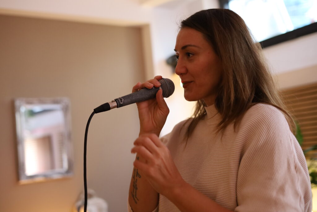 Stimmtraining, Vocal Coaching, Stimme verbessern, Gesangsausbildung,singen lernen, Balladen singen, rock/pop singen, Stimmklang verbessern, Bühnenperformance, Stimmwunder by Nives Farrier, Wien