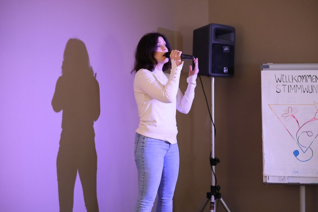 Stimmtraining, Vocal Coaching, Stimme verbessern, Gesangsausbildung,singen lernen, Balladen singen, rock/pop singen, Stimmklang verbessern, Bühnenperformance, Stimmwunder by Nives Farrier, Wien, Anetta
