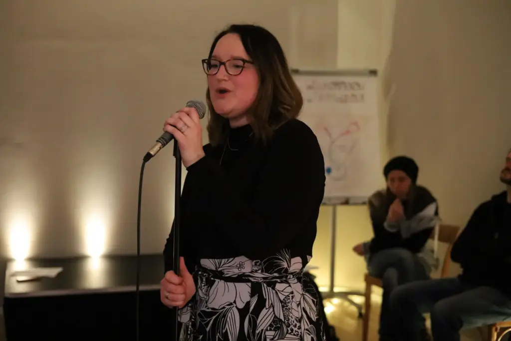 Stimmwunder, Gesangsausbildung, Singen Lernen, SängerIN werden, Stimmtraining, Mokrofontechnik, Performance Stimmwunder by Nives Farrier, Wien, Lisa