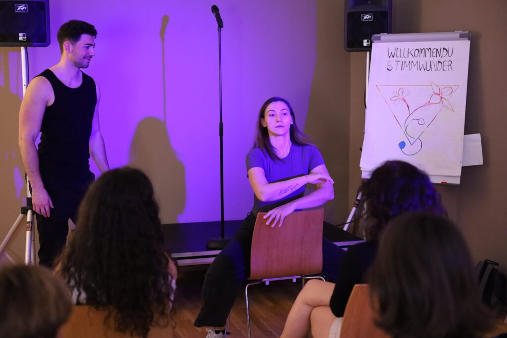 Stimmwunder Gesangsausbildung, Stimmtraining, Bühnenperformance, Vocal Coaching, Rock-Pop Gesang lernen, Stimm Modelling, Bühnenangst überwinden, Stimmwunder by Nives Farrier, Wien