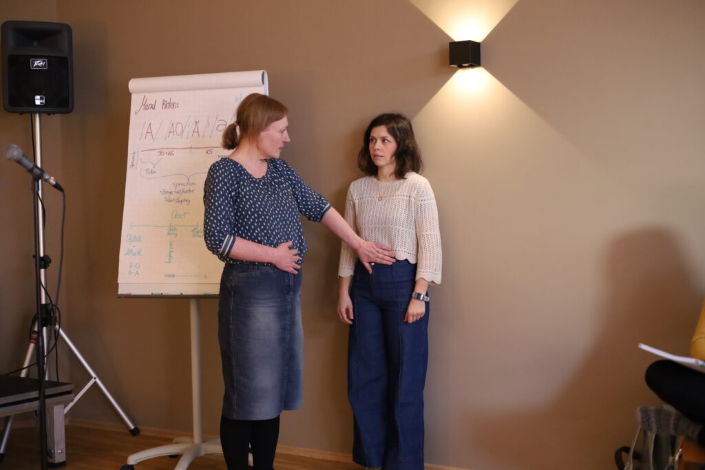 Vocal Coach Ausbildung, Stimme verstehen,Atemübungen, ,Gesangsunterricht,Stimmwunder by Nives Farrier, Wien, Annetta, Verena