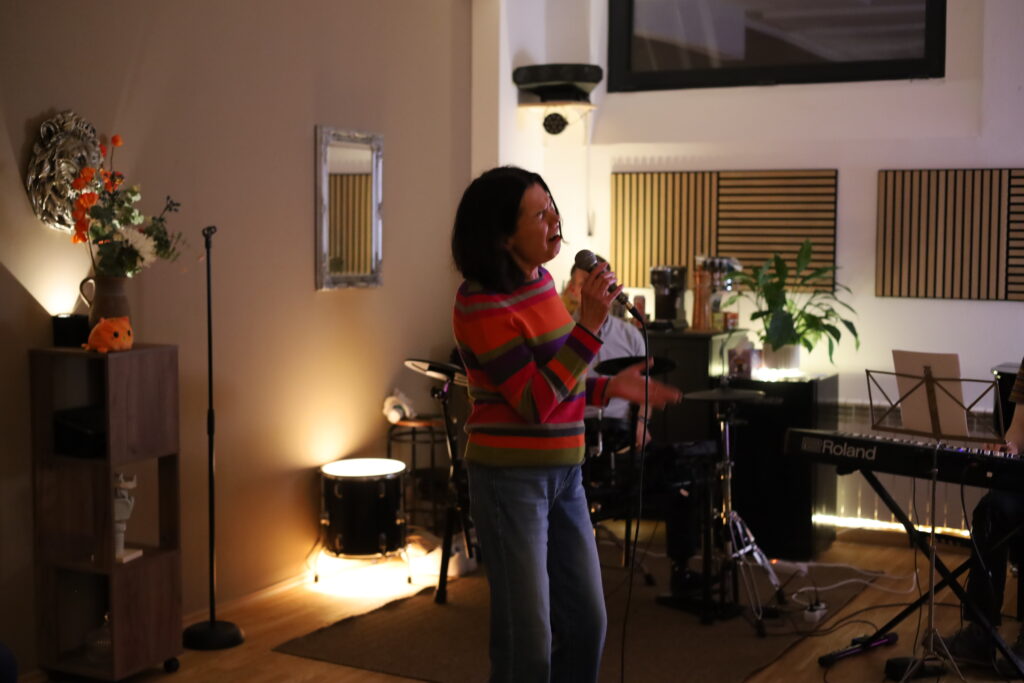 Stage Band, Bandgefühl, Stimme trainieren, Band leiten, Emotionen, Gesangsausbildung, Powerstimme, Balladen singen, Stimmwunder by Nives farrier, Wien