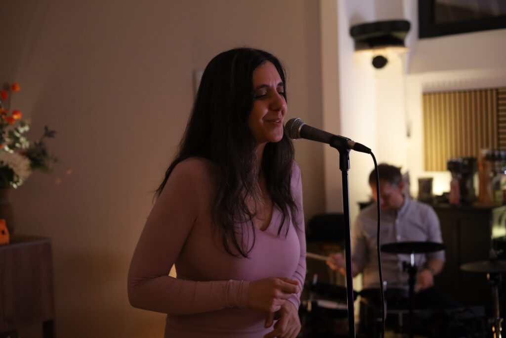 Stage Band, Bandgefühl, Stimme trainieren, Band leiten, Emotionen, Gesangsausbildung, Powerstimme, Balladen singen, Stimmwunder by Nives Farrier, Wien