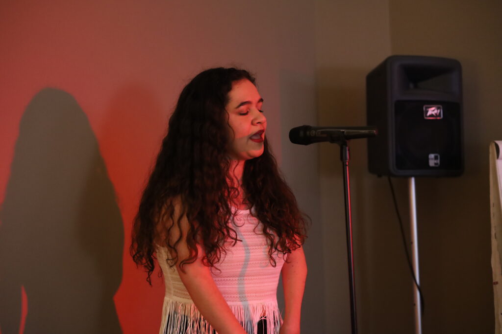 Bühnenperformance, Auftrittsangst überwinden, Gesangsausbildung, Stimme verbessern, Stimmklang modellieren, Stimmwunder by Nives Farrier, Wien, Zoe