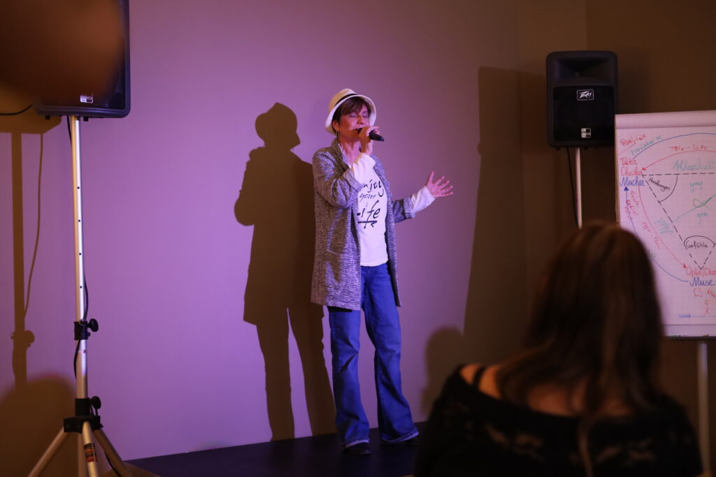 Gesangsausbildung, Stimme trainieren, Singen lernen, Bühnenangst überwinden, Stimmklang verbessern, Stimmwunder by Nives Farrier, Wien