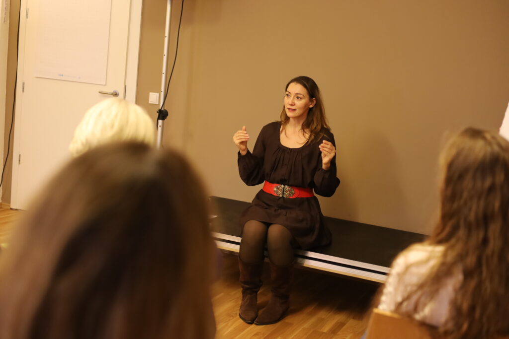 Gesangsausbildung, Stimme verstehen, Gesangsunterricht, SängerIN werden, ganzheitlich singen, Mentaltraining, Stimmwunder by Nives Farrier, Wien