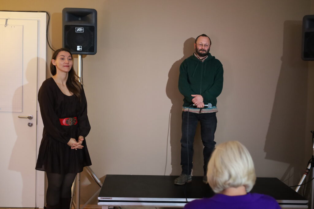 Bühnenperformance, Gesangsausbildung, Auftrittsangst überwinden, Stimme verstehen, Gesangsübungen, Stimmtraining, Stimmwunder by Nives Farrier, Stimmwunder Wien