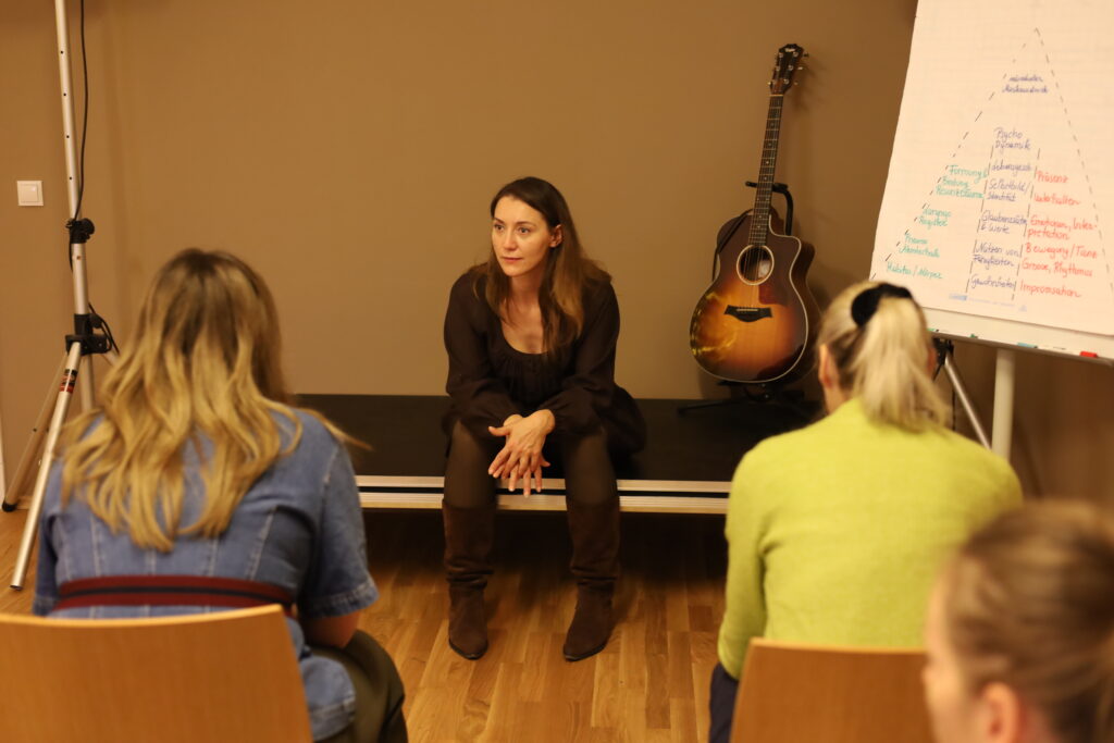Gesangsausbildung, Theorie lernen, Stimme verstehen, Stimmtraining, Singen Lernen, Stimmwunder by Nives Farrier, Wien