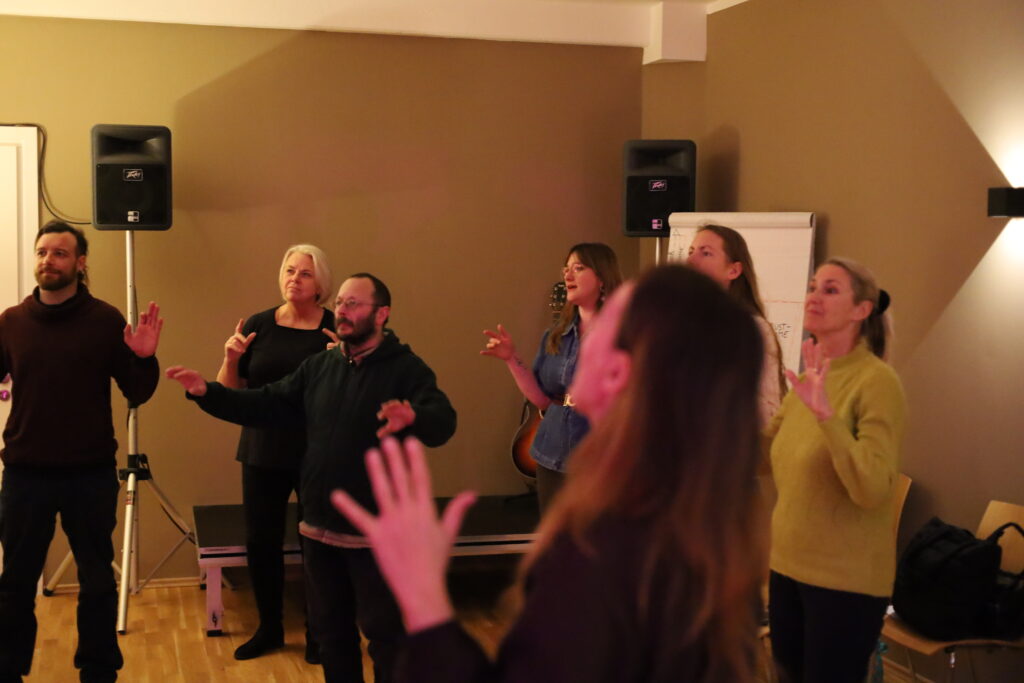 Gesangsausbildung, Körperarbeit, Aufwärmübung, Stimmtraining, Singen Lernen, Stimmwunder by Nives Farrier, Wien