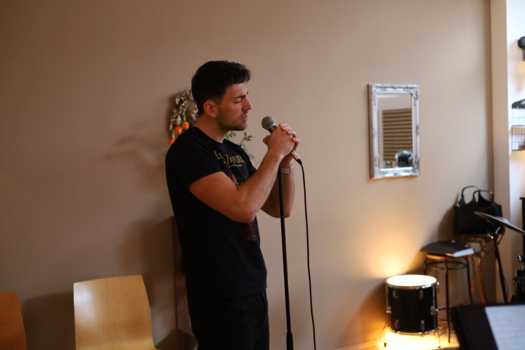 Gesangsausbildung, Stageband, Band Leading, Performance, Powersongs, Balladen, Pop Songs , Rock Songs , Songinterpretation, Stimmwunder by Nives Farrier, Stimmwunder Wien