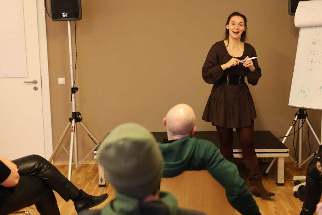 singen lernen, gesangsunterricht, stimmanatomie, stimmtraining, gesangsausbildung, singen lernen, aufwärmübungen stimme, stimmwunder wien, nives farrier