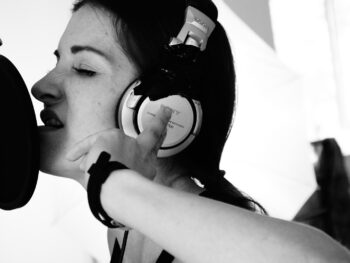 Synchronsprechen, Hörbuch sprecherIn werden, Tonstudio Sprecher werden, werbesprecher werden, Sprechen lernen, Sprechtechnik lernen, Bühnenpräsenz lernen, Mikrofontraining, Moderationstraining, StimmWunder Wien,