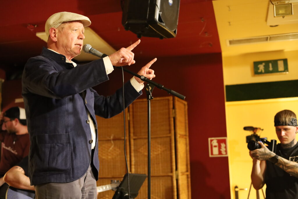 Moderationsausbildung: So lernst du professionell und souverän zu moderieren 3 lampenfieber ueberwinden singen praesentationsangst coach stimme weg psychisch blockade beim singen loesen stimme finden coaching selbstwert stimme angst vor publikum lampenfieber profi nives farrier stimmwunder stimme trainieren business stimmtraining podcast sprechtraining lehrerinnen praesentationstraining stimme moderator stimmtraining