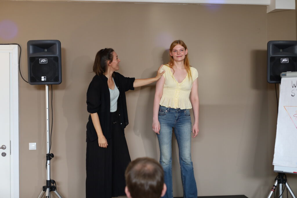 Gesangsausbildung, Singen lernen, Vocal coaching, Balladen singen, Powerstimme, Bühnenpräsenz lernen, Bühnenangst überwinden, Stimm Modelling, Stimme verstehen, pop singen, rock singen, Stimmwunder by Nives Farrier, Wien