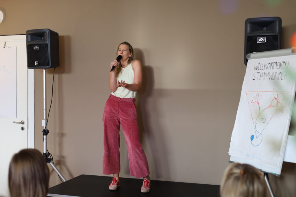 Gesangsausbildung, Singen lernen, Vocal coaching, Balladen singen, Powerstimme, Bühnenpräsenz lernen, Bühnenangst überwinden, Stimm Modelling, Stimme verstehen, pop singen, rock singen, Stimmwunder by Nives Farrier, Wien
